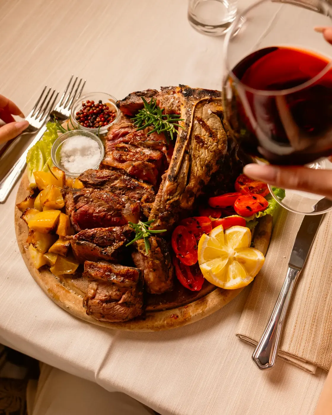 La bistecca di Chianina servita al tagliere con patate e verdure da la Piazzetta